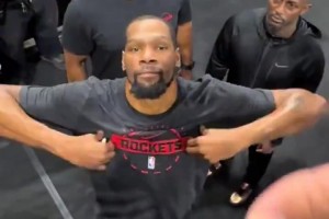 好家伙，这狗粮撒的！克莱与女友马冬梅大秀恩爱！