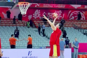 眼睛真大！湖人女主播佳依：尊贵的西部第三球迷 出来报到！