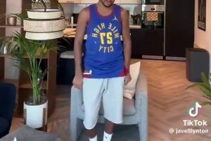 41岁仍在鱼跃救球！詹姆斯用态度告诉球队：赢球答案在防守里！