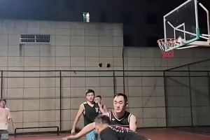 杨侃曾言：老詹打球不脏，在场上还有保护对手的运动家精神，不要无脑尬黑