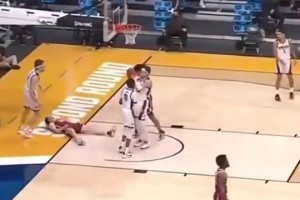 看看里夫斯在大学时期是怎么打球的，球风和现在差别不太大啊