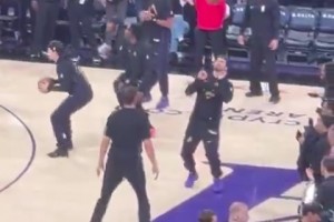 😍神仙画面！三上悠亚和台湾省啦啦队美女梓梓牵手跑过来！