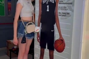 这该死的气质！火箭全队出发洛杉矶，杜兰特和申京领衔