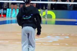 季后赛还能回来吗！东契奇和父亲还有好友德约科维奇一起看球...